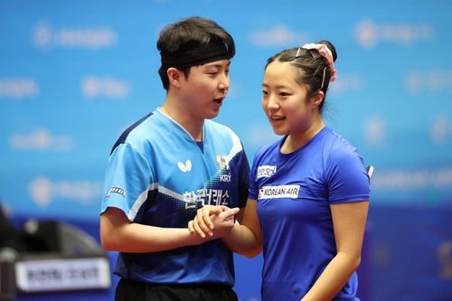 손 맞잡은 임종훈(왼쪽)과 신유빈[대한탁구협회 제공. 재판매 및 DB 금지]