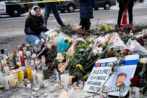 25일(현지시간) 연방 요원에게 사살된 알렉스 프레티 추모하는 여성[AFP=연합뉴스. 재판매 및 DB 금지]