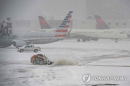 눈 내리는 미국 보스턴 로건공항[AFP 연합뉴스]