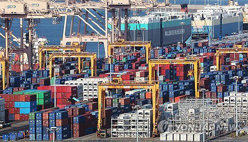 경기도 평택항에 쌓인 컨테이너. [연합뉴스 자료사진]