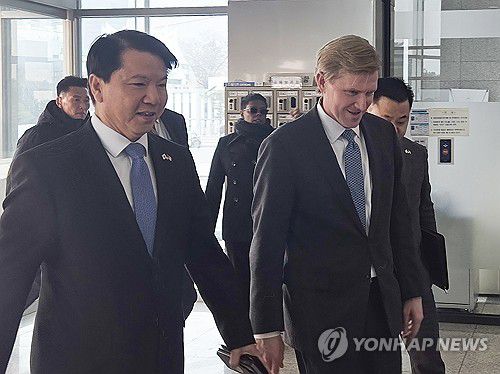 콜비 미국 국방차관, 안규백 국방부 장관 예방(서울=연합뉴스) 이정현 기자 = 엘브리지 콜비 미국 국방부(전쟁부) 정책담당 차관이 26일 안규백 국방부 장관을 예방하기 위해 서울 용산구 국방부 청사에 도착하고 있다. 2026.1.26 lisa@yna.co.kr