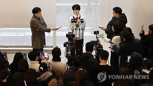 차준환에 쏠린 눈(영종도=연합뉴스) 한종찬 기자 = 중국 베이징에서 열린 4대륙선수권대회를 마친 피겨 스케이팅 대표팀 차준환이 26일 인천국제공항을 통해 귀국, 취재진 질문에 답하고 있다. 2026.1.26 saba@yna.co.kr