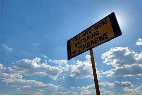 빅토리아 폭포 다리 위의 짐바브웨 국경 표지판(2023년 8월 7일 필자 촬영)[이은별 제공. 재판매 및 DB 금지]