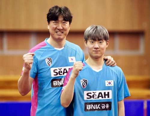 오상은 탁구 남자대표팀 감독(왼쪽)과 아들 오준성[촬영 이동칠]