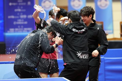 탁구 종합선수권 우승 자축하는 한국거래소 선수단 [대한탁구협회 제공. 재판매 및 DB 금지]