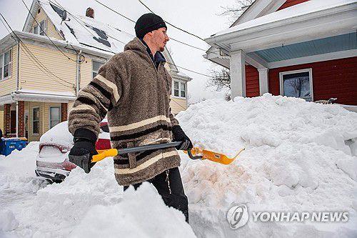 매사추세츠주 윈스럽에서 눈 치우는 주민[AFP=연합뉴스]