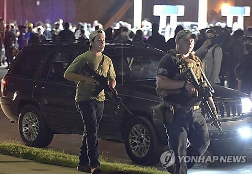 총기를 들고 집단으로 자경활동을 펼치는 칼 리튼하우스(좌측)[AP 연합뉴스 자료사진]