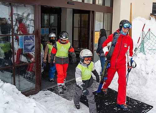 일본 사호로 리조트에서 강사와 함께 이동하는 어린이 숙박객 [사진/성연재 기자]