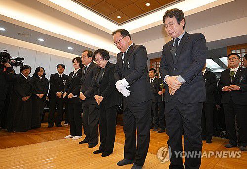 고 이해찬 전 총리 조문하는 김부겸-한명숙-유시민(서울=연합뉴스) 류영석 기자 = 한명숙 전 국무총리, 김부겸 전 국무총리, 유시민 전 노무현재단 이사장 등이 27일 서울 종로구 서울대학교병원 장례식장에서 고 이해찬 전 국무총리의 빈소를 조문하고 있다. 2026.1.27 [공동취재] ondol@yna.co.kr