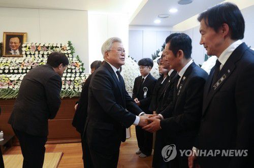 정청래 대표와 인사하는 문재인 전 대통령(서울=연합뉴스) 문재인 전 대통령이 27일 서울 종로구 서울대학교병원 장례식장에 마련된 이해찬 전 국무총리의 빈소에서 조문하며 더불어민주당 정청래 대표와 인사를 하고 있다. 2026.1.27 [사진공동취재단] photo@yna.co.kr