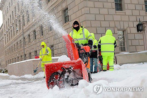 26일 워싱턴DC에서 눈 치우는 작업자들[AFP=연합뉴스. 재판매 및 DB 금지]