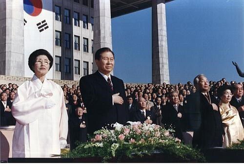 김대중 대통령이 1998년 2월 25일 국회에서 대통령 취임식을 하고 있다. <한겨레> 자료 사진