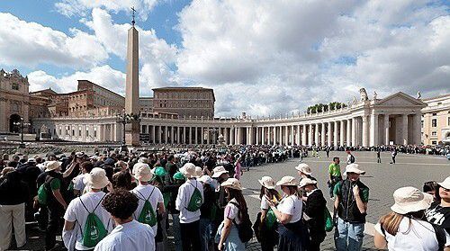 로마 바티칸 성 베드로 대성당에서 프란치스코 교황을 조문할 수 있는 마지막 날인 25일(현지시각), 교황을 보기 위해 많은 사람들이 성 베드로 광장 앞에 줄지어 서 있다. 로이터 연합뉴스