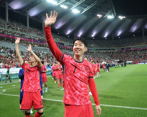 한국 축구 국가대표팀 손흥민이 10일 서울월드컵경기장 쿠웨이트와 2026 북중미 월드컵 아시아 3차 예선 최종전에서 승리한 뒤 열린 축하 행사에서 관중을 향해 손을 흔들고 있다. 연합뉴스