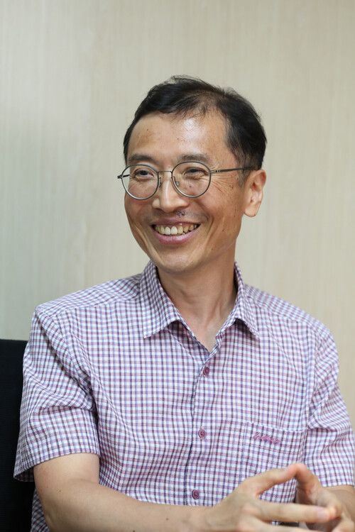 40여년 동안 옛 가요에 몰두하며 집요하게 기록하고 자료를 수집해온 이준희 연구자는 “작은 흔적밖에 남아있지 않지만 이 자취를 탐구하다 보면 1910~40년대 국경을 넘나들며 동아시아 음악인들이 서로 어울려 작업한 것을 알 수 있다”고 말했다. 김혜윤 기자 unique@hani.co.kr