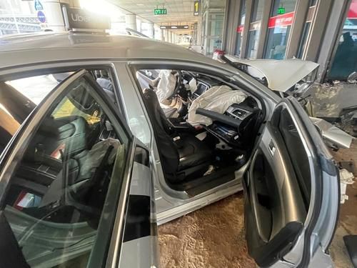 부산 강서구 김해국제공항에서 70대 기사가 운전하던 택시가 청사로 돌진했다. 부산소방재난본부· 부산경찰청 제공