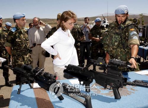 2008년 카메르 차콘 당시 스페인 국방장관이 임신한 몸으로 레바논 파병 스페인군을 방문해 현장을 점검하고 있다. EPA·연합뉴스