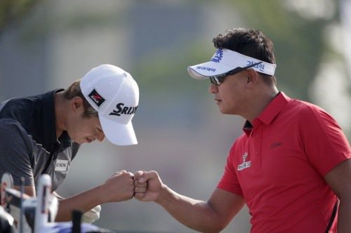 KPGA 회원들이 양보와 배려로 분열의 위기를 딛고 재건의 첫 발을 내딛었다. 사진은 15일 열린 KPGA오픈 1라운드 도중 출발에 앞서 인사를 나누는 이창우와 박상현. [사진=KPGA]