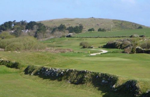 440야드 파4 3번 홀 그린 앞 돌담.