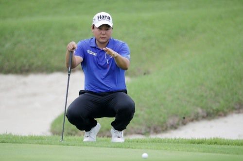 9번 홀에서 퍼팅 라인을 살피고 있는 함정우. [사진=KPGA]