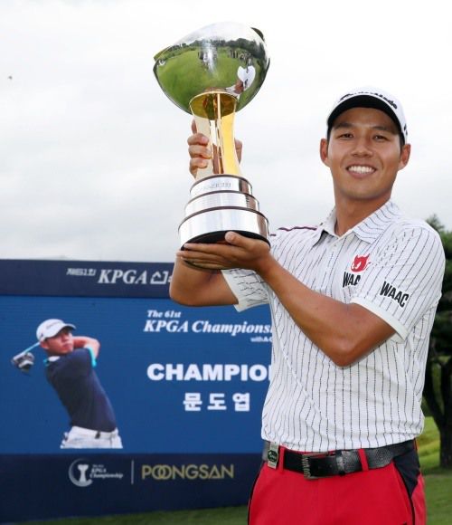 2018년 연장전끝에 트로피를 들어올린 문도엽. [사진=KPA]