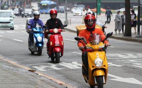 배달라이더들이 서울 시내 거리에서 배달업무를 하고 있다. [연합]