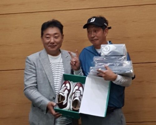 2회 대회 우승자인 문정욱 프로(오른쪽)가 정헌철 젠타골프코리아 대표에게 부상품을 수상하고 있다.
