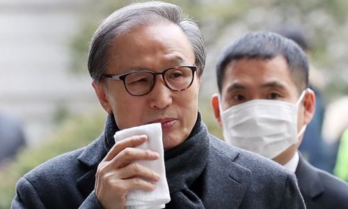 지난 2월19일 서울 서초구 서울고법에서 열린 항소심 선고공판에 출석하는 이명박 전 대통령. [연합]