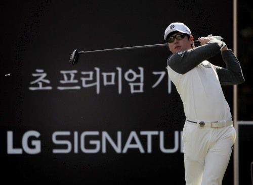올해 신설된 KPGA 최종전인 LG시그니처투어챔피언십에서 김태훈이 티샷하고 있다.[사진=KPGA]