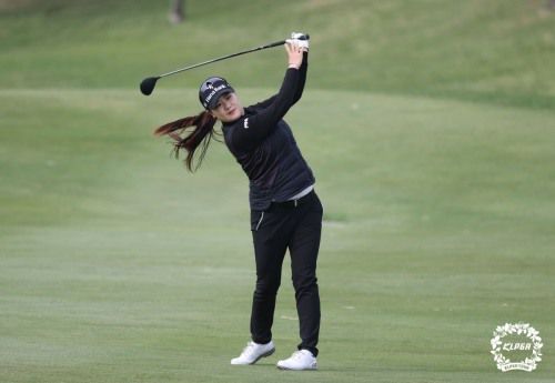 롯데렌터카 여자오픈 첫날 340.7야드의 초장타를 날려 화제가 된 루키 김희준. [사진=KLPGA]