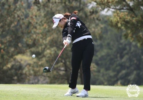2번 홀에서 티샷을 날리고 있는 최혜진. [사진=KLPGA]