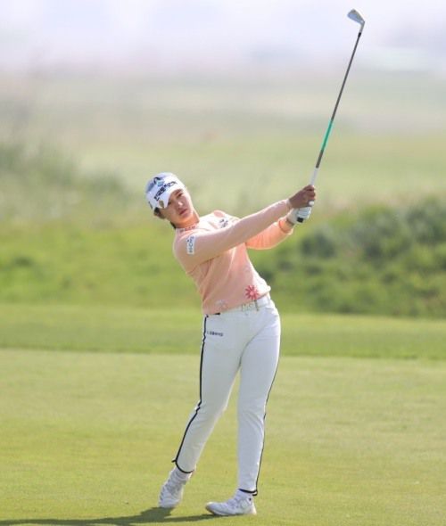 박현경이 크리스F&C KLPGA 챔피언십 2R  13번홀에서 아이언 샷을 하고있다. [사진=KLPGA]