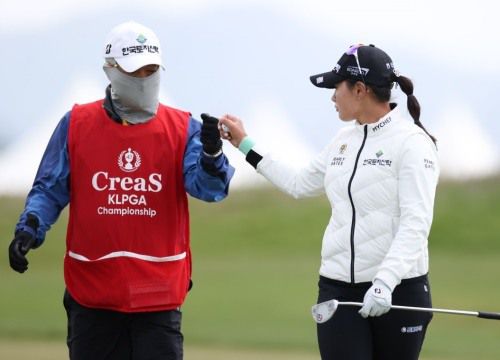 박현경이 크리스F&C KLPGA 챔피언십 마지막날 첫 홀에서 버디를 잡고 홀아웃하고 있다. [사진=KLPGA]