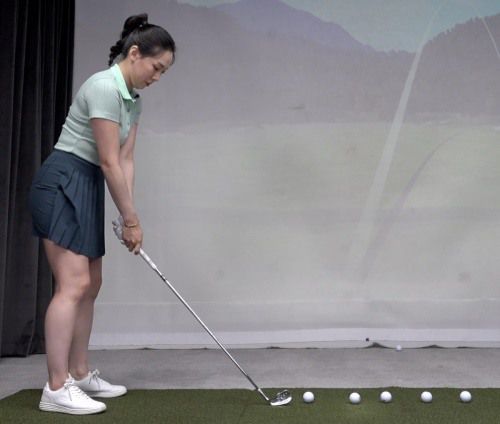 롱 아이언 정확도 연습 방법을 설명하는 심지현 프로.