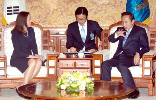 이명박 전 대통령이 지난 2008년 3월 20일 마리아 캔트웰 미국 연방상원의원과 청와대에서 대화하고 있다. [헤럴드경제DB]
