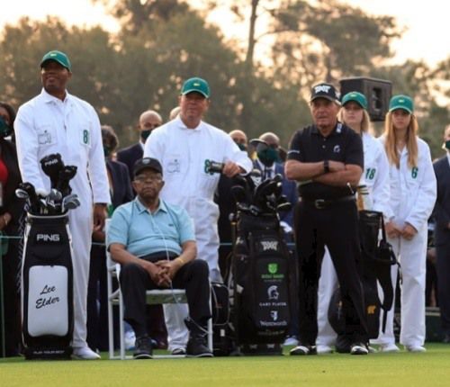 지난해 대회 시타장에서 게리 플레이어 옆의 웨인이 골프공 한 슬립을 계속 들고 서 있다.