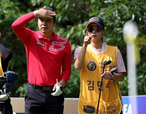 캐디이자 아내인 KLPGA 류아라 프로와 함께 코스 공략을 상의중인 김민수. [사진=KPGA]
