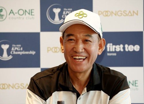 인터뷰 내내 웃음이 떠나지 않은 김종덕 프로. [사진=KPGA]