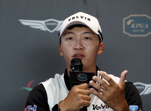 공동 2위로 1라운드를 마친 김홍택이 기자실에서 인터뷰를 하고 있다. [사진=KPGA]