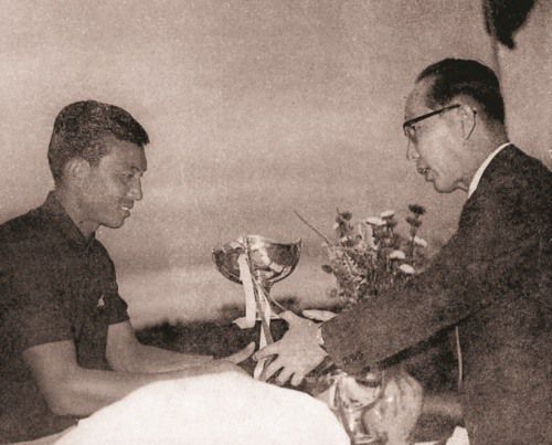 1967년 KPGA선수권에서 우승한 이일안 고문(왼쪽). [사진 제공=KPGA]