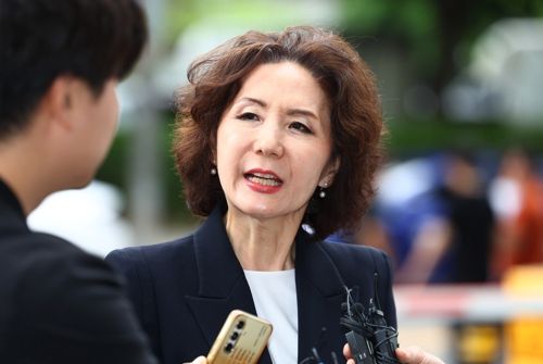 이진숙 사회부총리 겸 교육부 장관 후보자가 지난달 30일 오전 서울 여의도 한국교육시설안전원에 마련된 인사청문회 준비 사무실로 출근하며 취재진 질문에 답하고 있다. [연합]