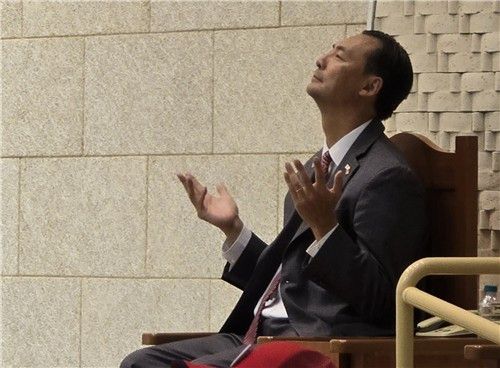 서울 은평구 진관동 은평제일교회에서 열린 예배에서 모스 탄(한국명 단현명) 미국 리버티대 교수가 기도하고 있다.[연합]