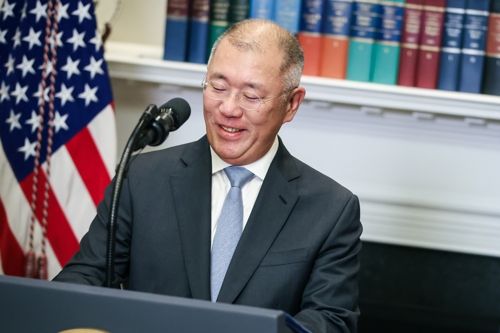 정의선 현대자동차그룹 회장이 24일(현지시간)에서 미국 워싱턴 D.C. 백악관 루즈벨트룸에서 대미 투자 계획을 발표하고 있다.  [UPI]