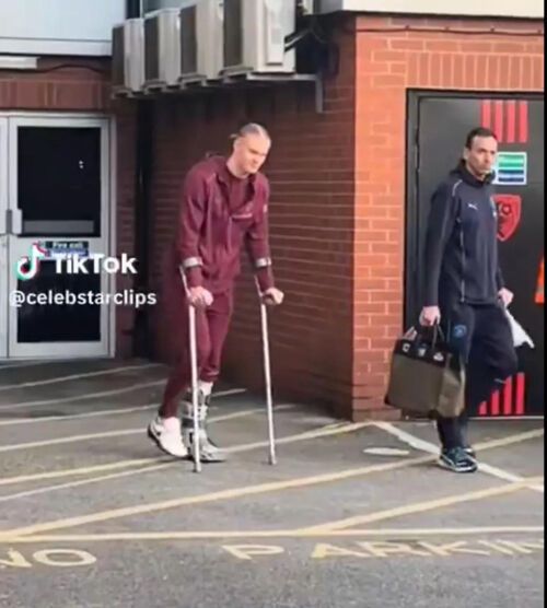 목발을 사용해 경기장을 떠나는 엘링 홀란