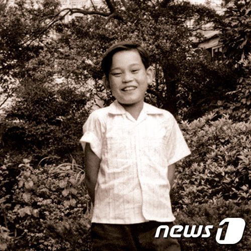 이건희 삼성그룹 회장이 25일 서울 일원동 서울삼성병원에서 별세했다. 향년 78세. 1942년 에서 태어난 고인(故人)은 부친인 이병철 삼성창업주 별세 이후 1987년 삼성그룹 2대 회장에 올라 삼성그룹을 이끌었다. 사진은 환하게 웃고 있는 이건희 회장 유년 모습. (삼성전자 제공)2020.10.25/뉴스1