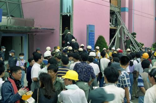 삼풍백화점 붕괴 참사 현장에 관계자를 비롯해 일반 시민들이 뒤섞여 있다.(1995.07.02 촬영)/영상역사관 제공