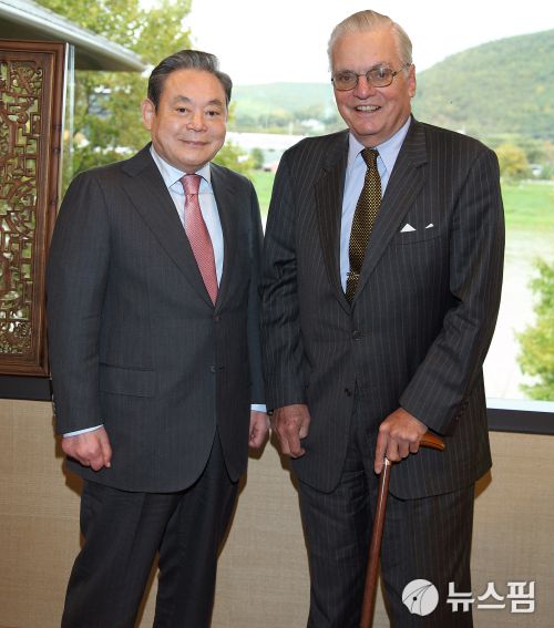 이건희 삼성전자 회장이 지난 2011년 3일 미국 코닝 본사를 방문, 제임스 호튼(James Houghton) 명예회장과 면담했다. [서울=뉴스핌] 김선엽 기자 = 2020.08.22 sunup@newspim.com