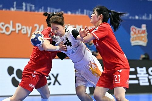 27일 대구시청과 경기에서 공격을 시도하는 인천시청 이효진(가운데). [사진=한국핸드볼연맹]