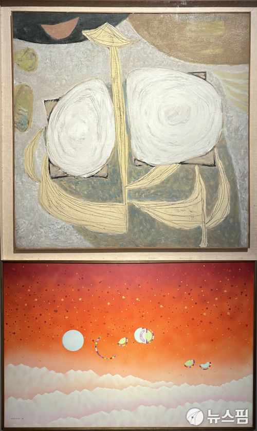 [서울=뉴스핌] 이지은 기자 = 국립현대미술관 과천 상설전 '한국근현대미술 II'에서 전시되는 이건희컬렉션 중 처음 소개되는 이봉상의 '허수아비와 사막'(위)과 이성자의 '극지로 가는 길 83년 11월' 2025.06.25 alice09@newspim.com