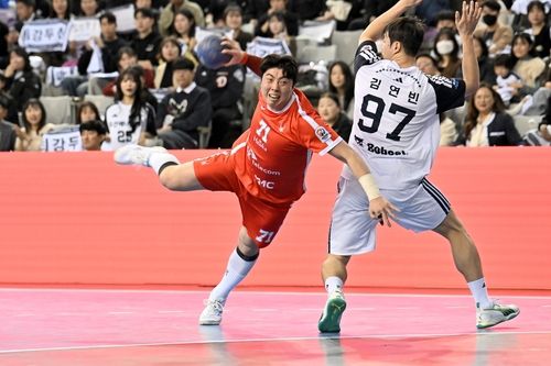 [서울=뉴스핌] 장환수 스포츠전문기자= 지난달 15일 핸드볼 H리그 개막전에서 공격을 시도하는 SK 김진호. [사진=한국핸드볼연맹] 2025.12.05 zangpabo@newspim.com